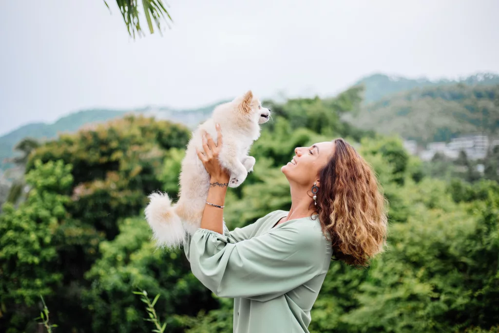 Frau mit ihrem Hund als Symbol für die enge Beziehung zwischen Mensch und Haustier und moderne Tierpflege.